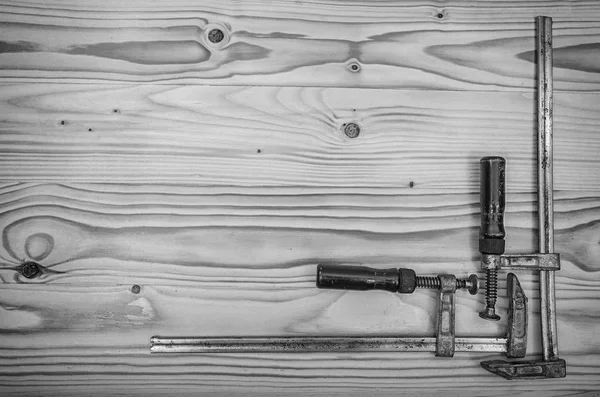 Pinces à menuiserie anciennes sur une table en bois . — Photo