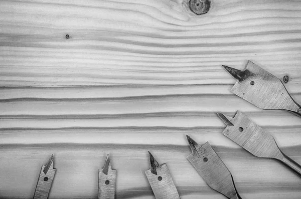 白と黒の木製のテーブルの上にある木材用ドリル — ストック写真