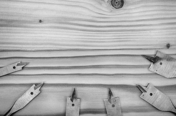 白と黒の木製のテーブルの上にある木材用ドリル — ストック写真