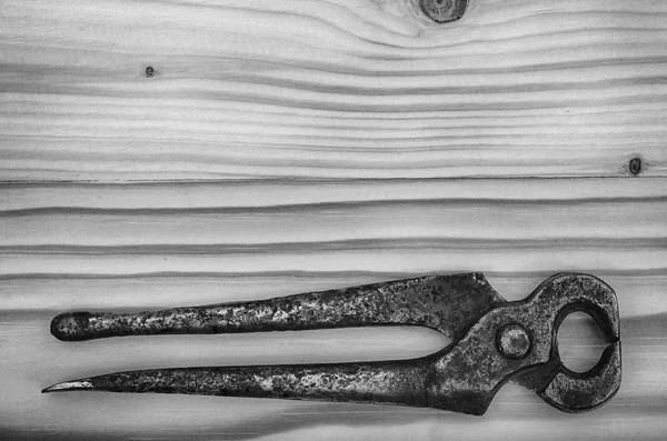 黒と白の木製テーブルで古い金属ペンチ — ストック写真