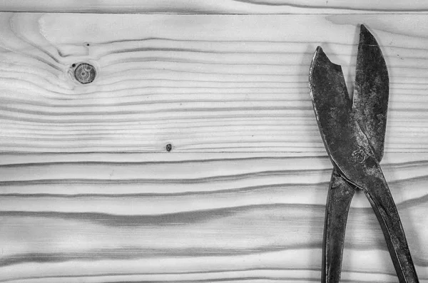 黒と白の木製テーブルで古い壊れた金工はさみ — ストック写真
