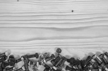 Eski somunlar ahşap bir masa üzerinde.