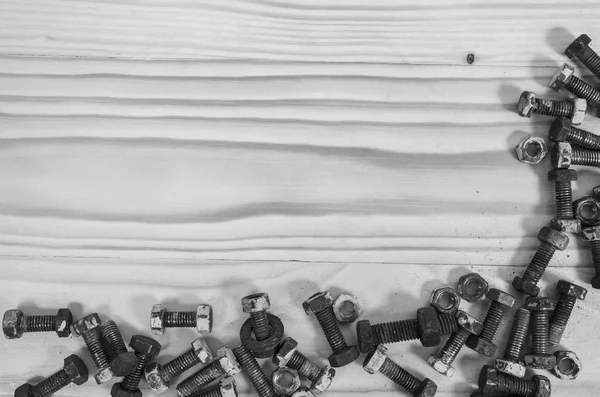 Eski somunlar ahşap bir masa üzerinde.