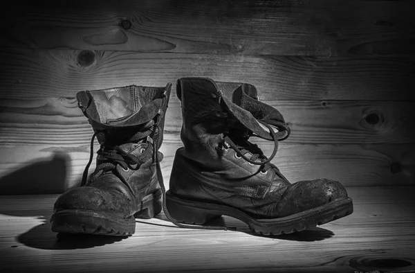 Old military boots in black and white. — Stock Photo, Image