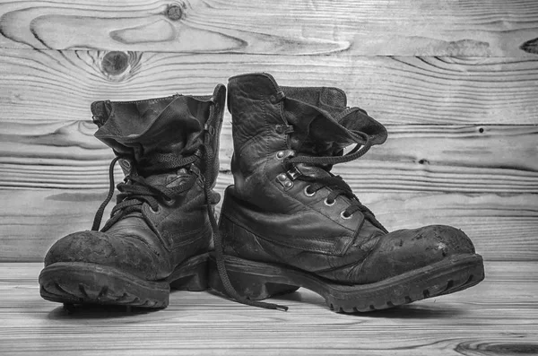 Old military boots in black and white. — Stock Photo, Image