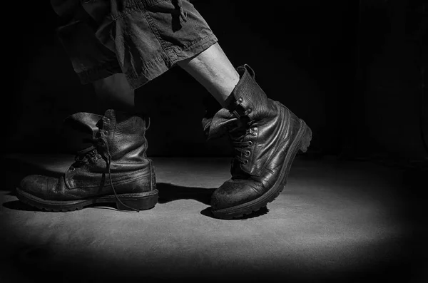 Man Old Military Boots Leaves Circle Light Black White — Stock Photo, Image