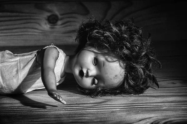Muñeca rota en una mesa de madera . — Foto de Stock