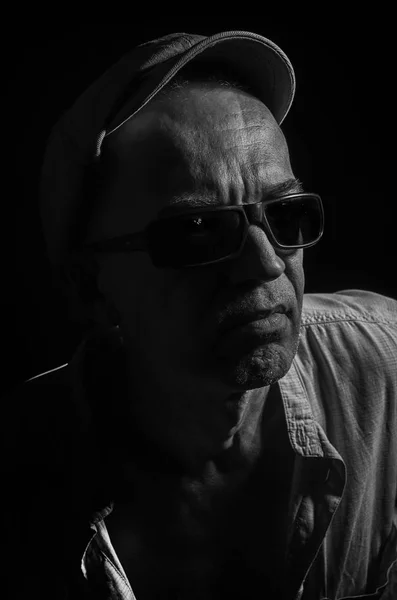 Porträt Eines Älteren Mannes Mit Mütze Auf Dunklem Hintergrund — Stockfoto