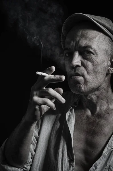 Retrato Anciano Con Gorra Cigarrillo Sobre Fondo Oscuro —  Fotos de Stock