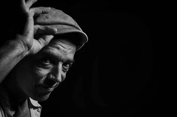 Retrato Anciano Con Gorra Sobre Fondo Oscuro —  Fotos de Stock