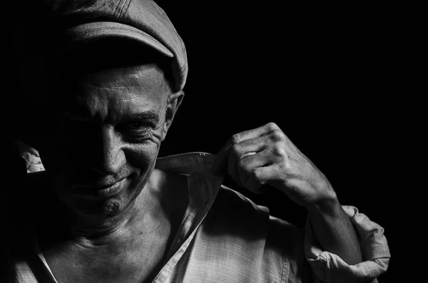 Retrato Anciano Con Gorra Sobre Fondo Oscuro —  Fotos de Stock
