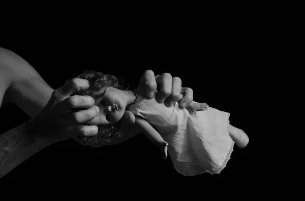Irritado Homem Rasgando Bebê Boneca Preto Branco — Fotografia de Stock
