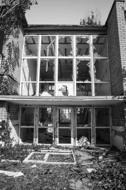 Ukrayna savaşta. Yerleşim Shyrokyne, Donetsk region. Eylül 2018. 2014-2018 yılında Rus işgalciler askeri eylemleri sonucu tahrip binalar.