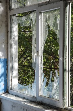 Ukrayna savaşta. Yerleşim Shyrokyne, Donetsk region. Eylül 2018. 2014-2018 yılında Rus işgalciler askeri eylemleri sonucu tahrip binalar.