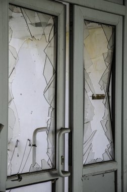 Ukrayna savaşta. Yerleşim Shyrokyne, Donetsk region. Eylül 2018. 2014-2018 yılında Rus işgalciler askeri eylemleri sonucu tahrip binalar.