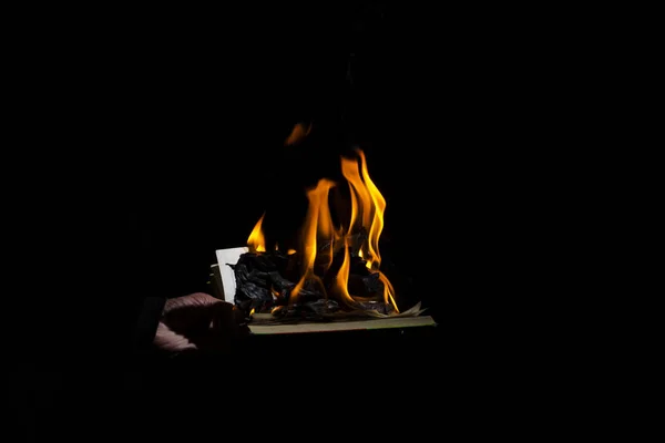 Libro Bruciante Nella Mano Uomo Uno Sfondo Nero — Foto Stock