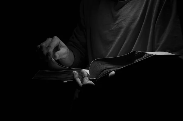 Homem está lendo um livro. — Fotografia de Stock