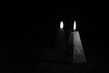 Noel mumlar karanlıkta.