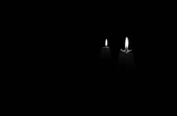 Bougies de Noël dans l'obscurité . — Photo
