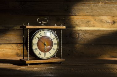 Vintage sabah güneşin ahşap bir masa saati.