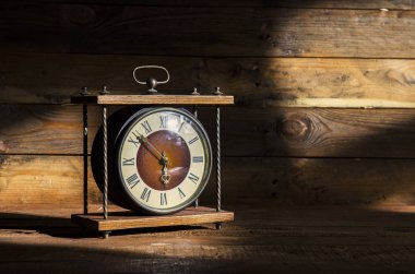 Vintage sabah güneşin ahşap bir masa saati.