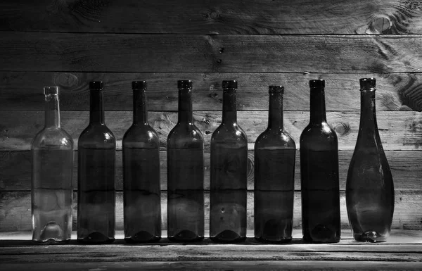 Garrafas de vinho velho no escuro . — Fotografia de Stock