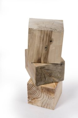 Beyaz arkaplanda tahta küpler.