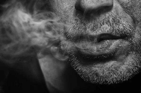 Homem e fumo . — Fotografia de Stock