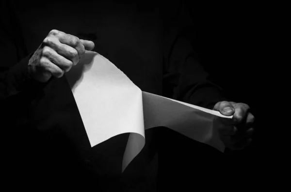 Hombre rasgando un pedazo de papel . Fotos de stock