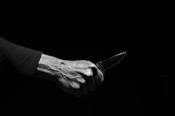 Męska ręka z nożem. — Zdjęcie stockowe