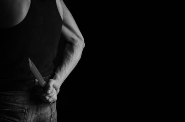 Arkasına bıçak saklayan bir adam.