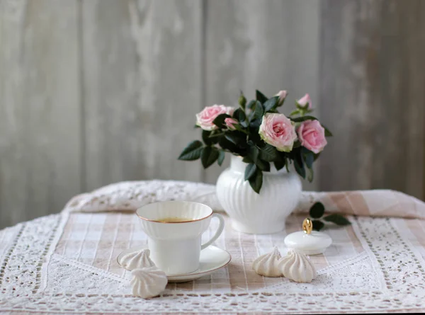 Schoonheid boeket rozen in wit porselein suikerpot, china Thee beker, vintage style, floral scène — Stockfoto