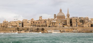 Panoramik manzarası fırtınalı bir gün boyunca tarihi Valletta üzerinde