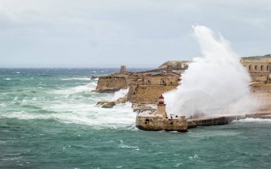 Ricasoli Doğu dalgakıran ve deniz feneri karşı koymak çiğ deniz ve yüksek dalgalar