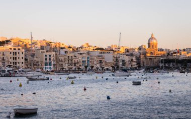 Waterfront, liman ve akşam manzarası ile Kalkara defne