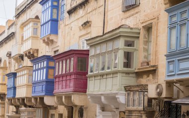 Valletta, Malta, Cumhuriyet Caddesi üzerinde renkli, antik ve komik Balkonlu ev cephe.