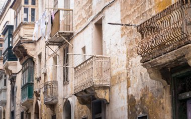 Valletta, Malta, Cumhuriyet Caddesi üzerinde eski, eski ve paslı Balkonlu ev cephe.