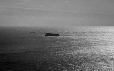 Malta Adası Filfla bir nakliye ile yüksek kontrast panoramik görünüm gemi çevre. Açık deniz ufukta.