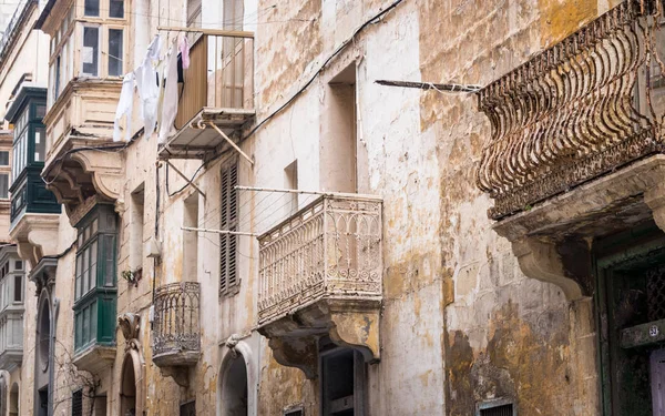 Valletta, Malta, Cumhuriyet Caddesi üzerinde eski, eski ve paslı Balkonlu ev cephe.