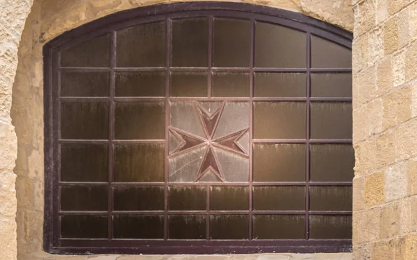 Maltesisches Kreuz Auf Einem Alten Antiken Fenster Der Festung Elmo — Stockfoto