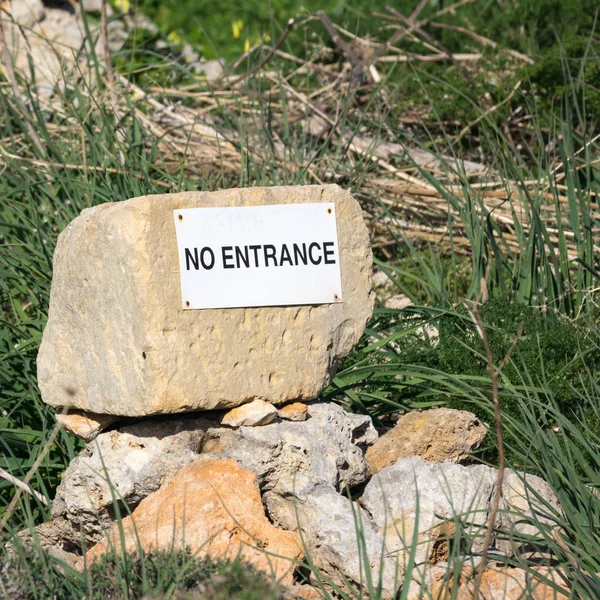 Kamień Białym Oznak Wejścia Napis Pole Trawa Zielony — Zdjęcie stockowe