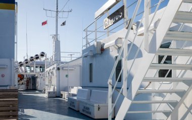 Gozo feribot Gaudos iç görünüm ekipman, bayraklar, kule, koltuklar, öğeleri ve merdiven ile. Malta.