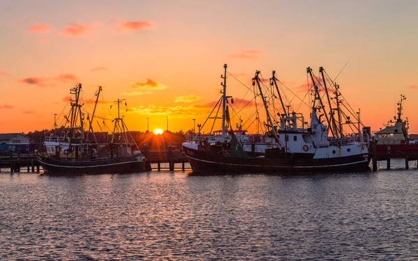 Eski balıkçı trol Harbour, Romo (Romo Havn) gün batımı sırasında üzerinde güzel, panoramik görünüm. Arka plan eski gemi, iskele ve ağaçların içinde. Yaz aylarında Danimarka.