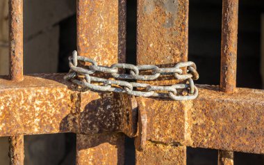 Eski ve paslı bir zincir görünümü dışında ne bir eski, paslı metal geçit bir kale giriş güvenli. Fort St. Angelo, Vittoriosa, Malta.