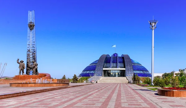 Kazakistan'ın gezi. Panoramik görünümü üzerinde tarihsel ve kültürel park ilk Cumhurbaşkanı Nursultan Nazarbayev ile metalürji anıt ortalayın. Temirtau, Karağandı bölge, Kazakistan. Asya