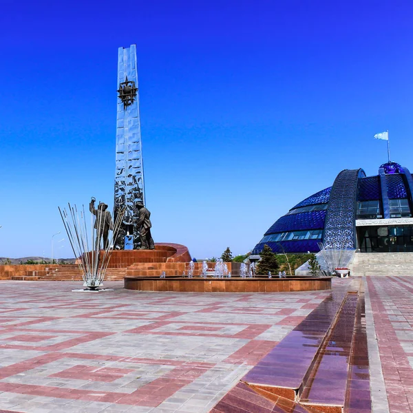 在哈萨克斯坦的景点。第一任总统努尔苏丹·纳扎尔巴耶夫历史文化中心公园地区冶金学家纪念碑的重点。哈萨克斯坦卡拉甘达地区 Temirtau。亚洲 — 图库照片
