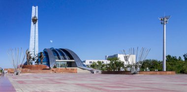 Kazakistan'ın gezi. Yan Panorama görünüm tarihsel ve kültürel merkezi park ilk Cumhurbaşkanı Nursultan Nazarbayev ile metalürji anıt. Temirtau, Karağandı bölge, Kazakistan
