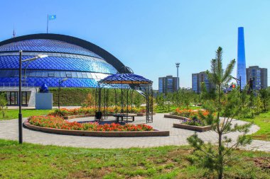 Güzel Kazakistan. Panorama görünüm tarihsel ve kültürel merkezi park Müzesi Coppola ve Pavilion ile ilk Cumhurbaşkanı. Manzarası içinde geçmiş. Temirtau, Karağandı bölge, Kazakistan