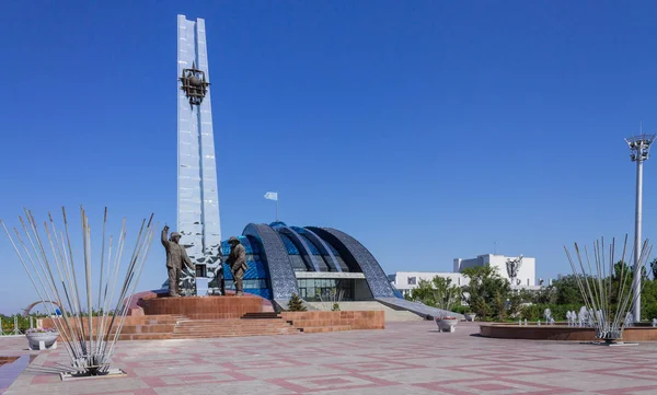 カザフスタンの観光スポット。歴史と文化の中心地公園記念碑の冶金の最初の大統領ヌルスルタン ・ ナザルバエフのパノラマの側面図です。アルセロールミッタルテミルタウ、カラガンダ地域, カザフスタン — ストック写真