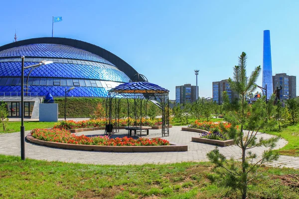 Frumos Kazahstan. Vedere panoramică asupra parcului istoric și cultural al Primului Președinte cu Coppola Muzeului și Pavilionului. Skyline în fundal. Temirtau, Regiunea Karaganda, Kazahstan — Fotografie, imagine de stoc